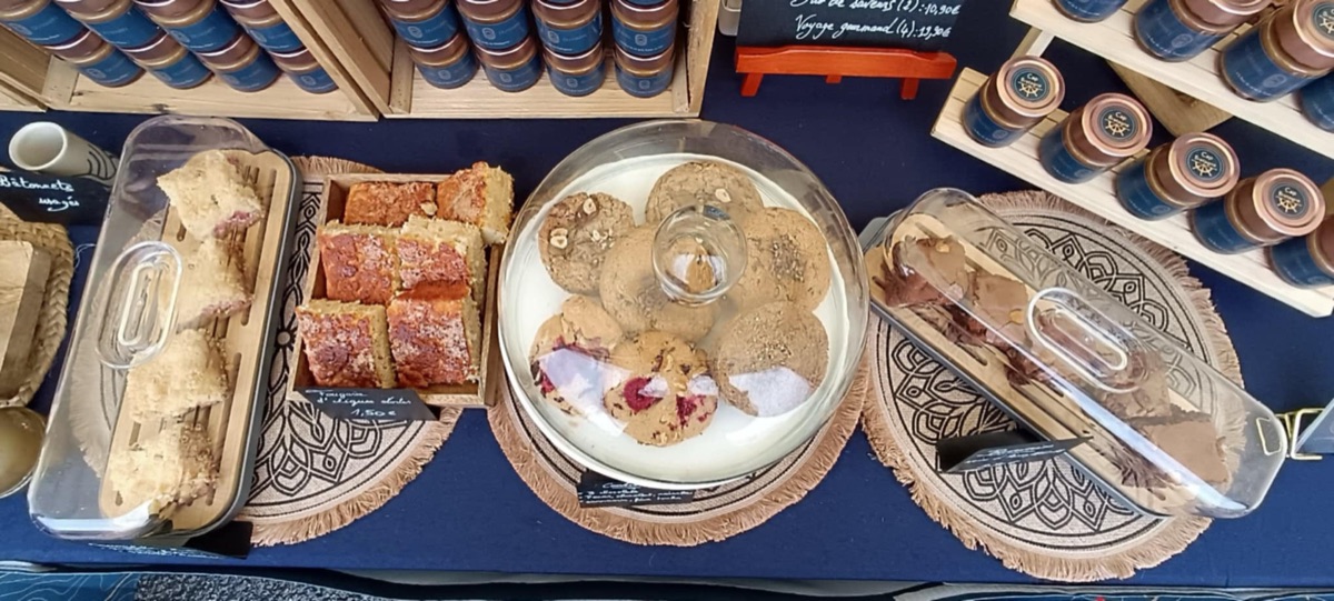 Détail des pâtisseries artisanales sur le stand